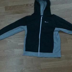 Nike zip tröja  - Nike ziptröja grå och svart  Helt ok skick det svarta har börjat blekna lite. 