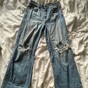Jeans  - Ett par blåa jeans från Gina Tricot. Dom är uppsydda.  Annars inga fläckar eller sådant. 