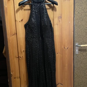 Svart brudtärna klänning  - Säljer denna fina klänning med massa paljetter, använd 1 gång. Pris går att diskutera 