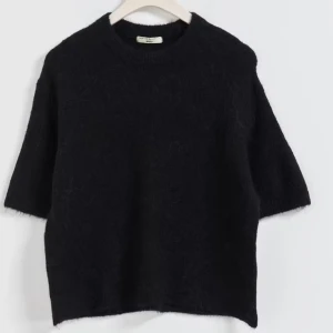 Stickad tshirt  - Stickad tshirt från Gina i bra skick 