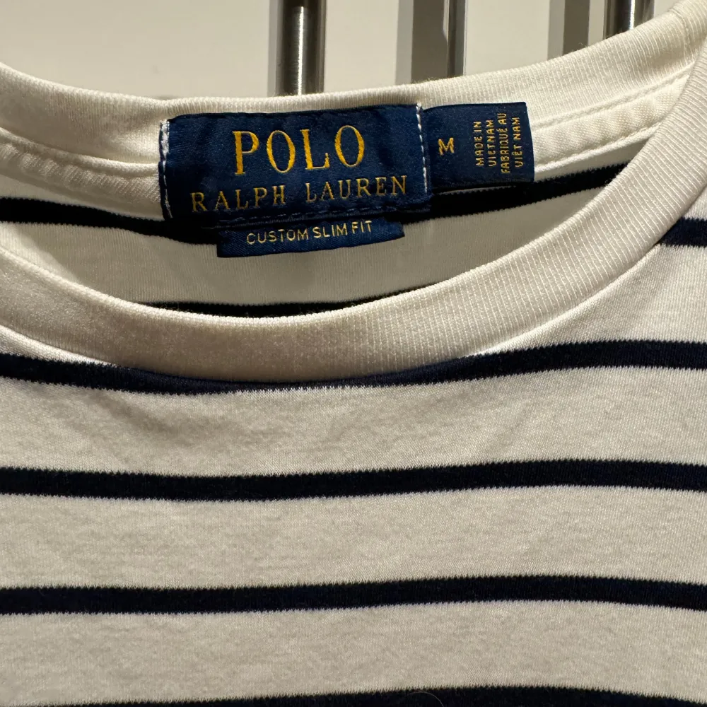 Blåvit randig långärmad tröja från Ralph Lauren. Sparsamt använd i storlek M. Normal passform . Tröjor & Koftor.