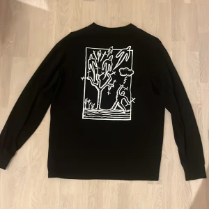 Polar tröja - Polar tröja i storlek medium. Tröjan är i nyskick och säljs för att jag inte har användning av den.