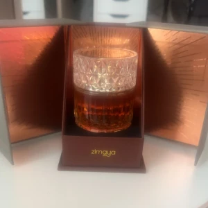 Zimaya Sharaf blend (Helt ny) - Säljer en helt ny Zimaya Sharaf blend 100 ml. Doften är 95% lik Killian Angel Share🔥 Otroligt fin prestanda och oslagbar presentation på boxen. Säljes för endast 199 kr (!) Först till kvarn‼️