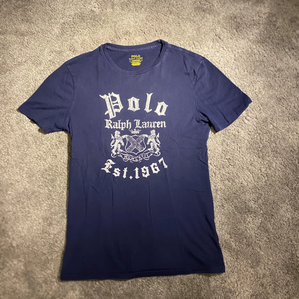 Hej, säljer en Polo Ralph Lauren t shirt i okej skick. Den har används en del men har fortfarande mycket att ge. En riktig snygg t shirt. Nypris va runt 700kr. Jag säljer den för 249kr. Det är storlek Small. Färg marinblå.  Mvh. T-shirts.