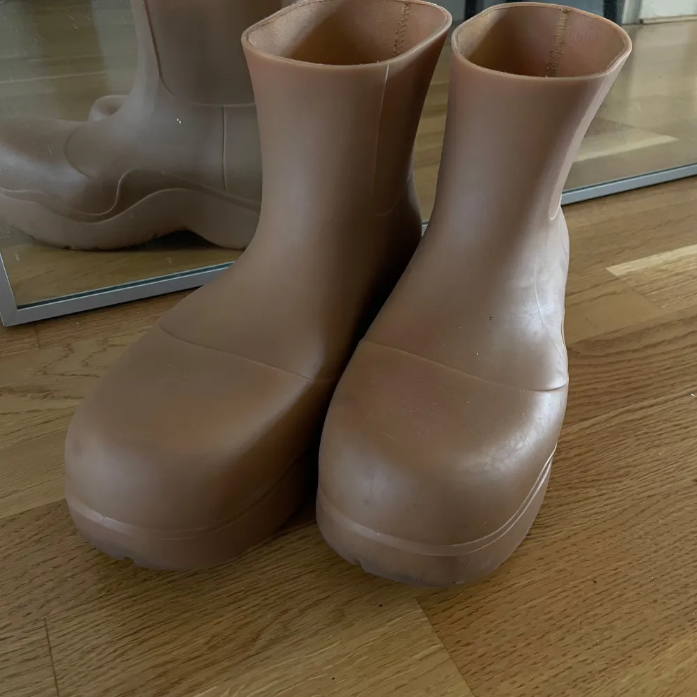 Bottega Veneta Puddle boots i fint skick Strl 43 Perfekta höst/vinterskor Vattentäta Nypris 690€. Skor.