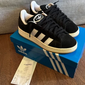 Adidas Campus passar 43 - Perfekt skick! Inte använda något. Hör av er för mer frågor. Passar 43 perfekt👍Vita snören kan medfölja också.