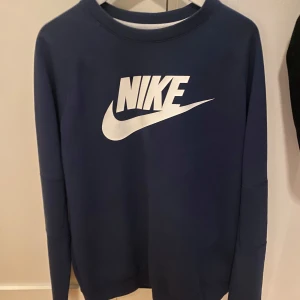 Nike sweatshirt  - Mörkblå Nike sweatshirt i storlek L använd men är i bra skick.