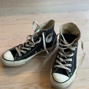Svarta converse - Svarta höga converse i storlek 38. Använda men i bra skick. 