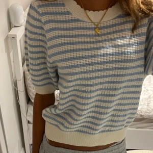 Stickad t-shirt  - Från other stories Aldrig andvänd 