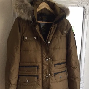 Wiggy  - Wiggy vinterjacka. Knälång, storlek motsvarande small/ s. Nypris 5999kr. Inte jättemycket använd, väldigt fint skick. Päls på huvan avtagen & saknas. Köparen betalar frakt. 