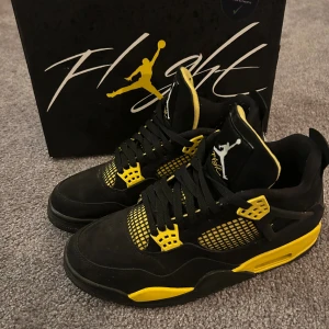 Jordan 4 retro Thunder - Säljer nu mina as feta jordan 4s. Skick 9/10. Köpte mina för ca 3500kr, säljer dem för 1200 (pris går att diskutera) hör av er om ni har några funderingar eller vill ha fler bilder! Självklart äkta!