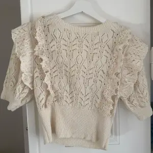 Säljer en superfin beige stickad tröja med vackra spetsdetaljer. Tröjan har trekvartsärmar och är från zara. Perfekt förhöst och vår när du vill vara både stilren och bekväm. Passar perfekt till jeans🩷