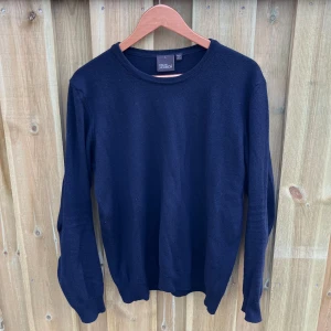 Oscar Jacobson tröja  - Säljer en skön och stilren merino tröja, storleken på tröjan är L men den har krympt i tvätten så den passar M 🥷🏾 org pris 1399