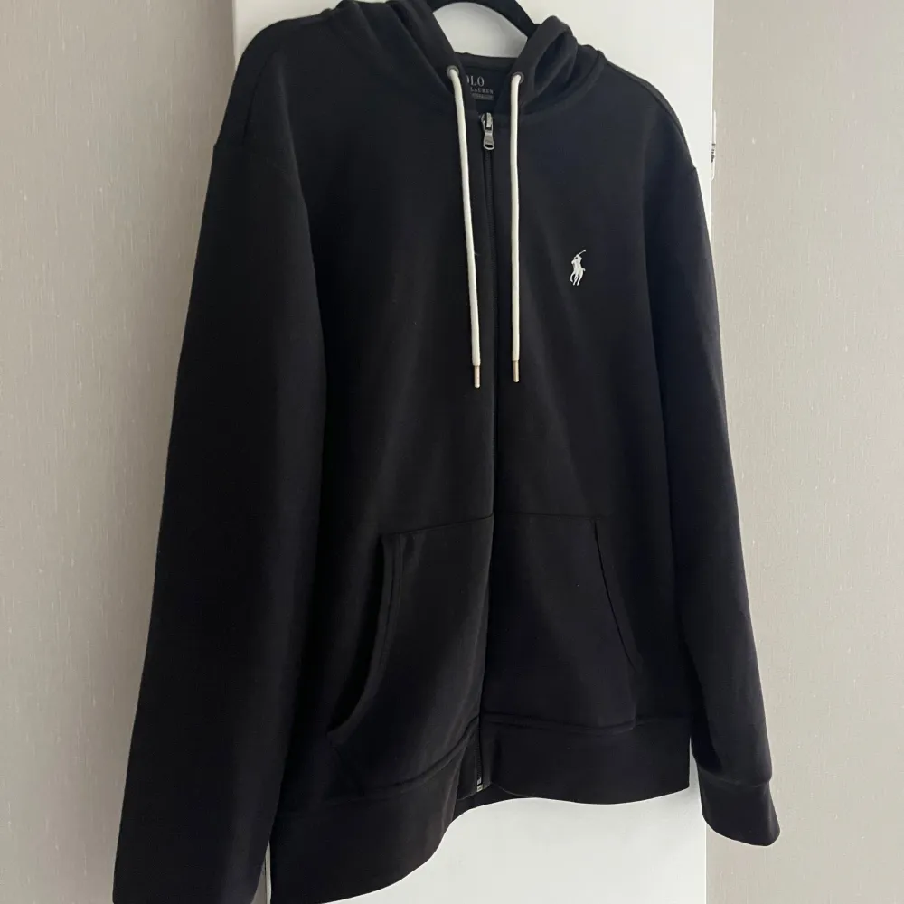 Säljer en otroligt prisvärd Ralph Lauren Hoodie. Den är använd ett fåtal gånger. Inga fläckar eller liknande. Riktigt bra skick.. Hoodies.