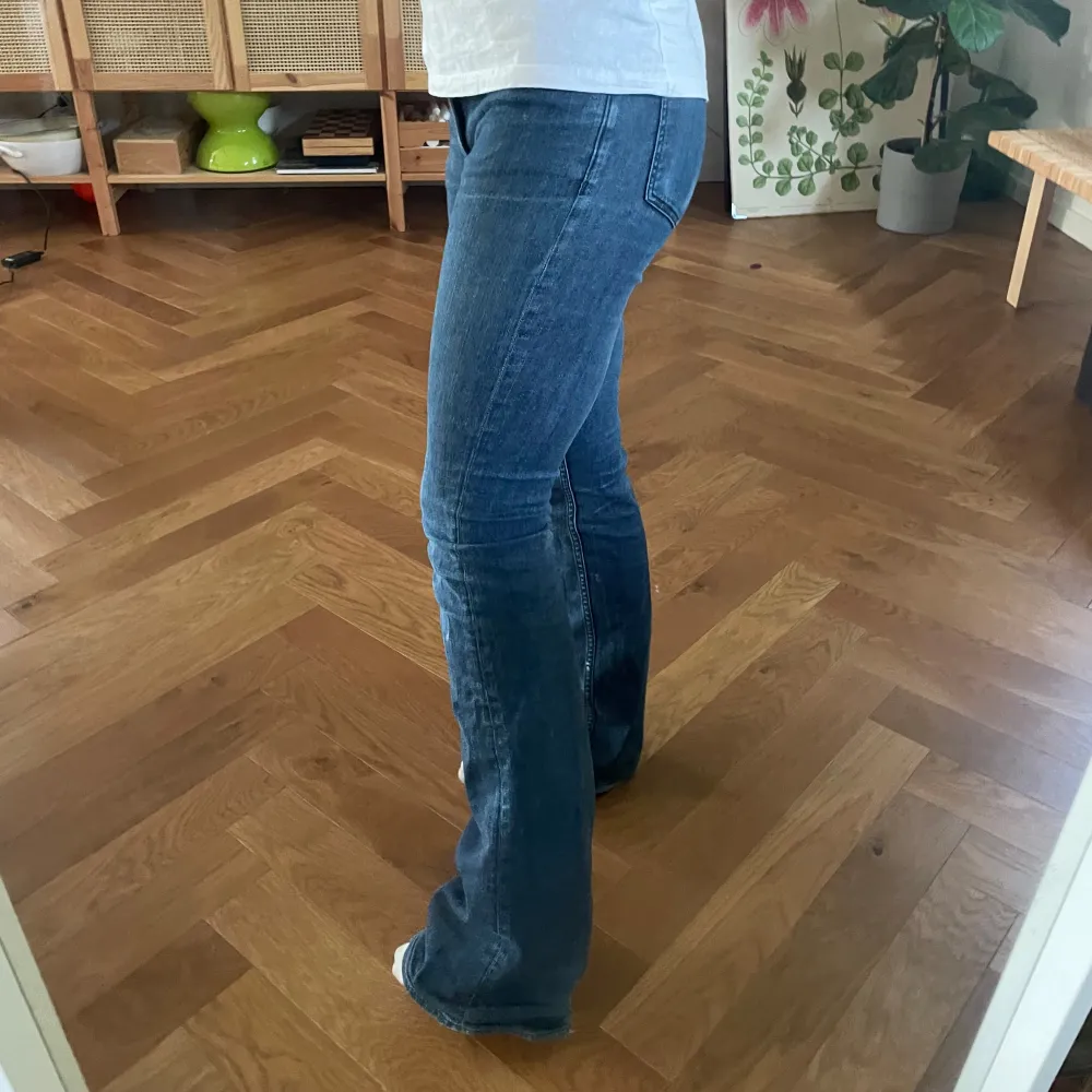 Jag säljer mina jeans då de är lite för långa för mig, jeansen är även lite skadade längs ned vid benet💕. Jeans & Byxor.