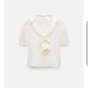 Fin blus  - Säljer denna blus från zara. Aldrig andvänd då den tyvärr var för stor. Skriv för fler bilder💕