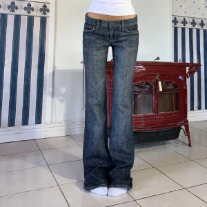 Low waist jeans - Säljer dessa oanvända jeans. Midja 85cm (stretch), innerben 88 cm❤️ Säljer dem för 500kr