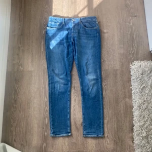 Dondup Jeans  - Snygga limited edition Dondup Detox jeans i storlek 34. Jeansen är hela med minimalt slitage. Hör av dig vid frågor