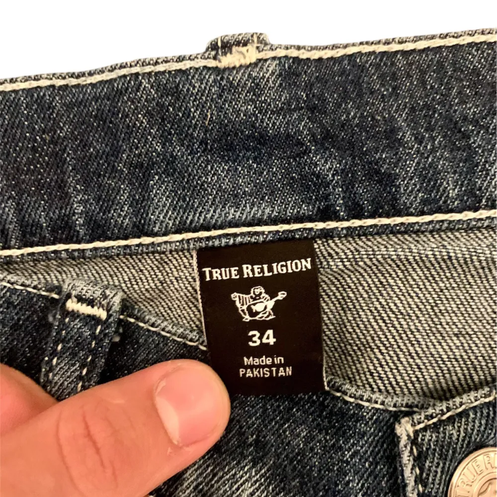 Hej! Säljer ett par jätte fina True Religion Jeans. Jeansen är storlek 34 och har en ripped washed look. Kan sänka priset vid snabb affär.. Jeans & Byxor.