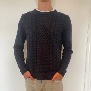 Stickad - J.Lindeberg - Produkt: Stickad lindeberg tröja som passar perfekt till hösten Skick: 8/10 St: XL passar L, kolla mannikänngen  Modellen: 190cm
