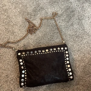 Axelväska med kedja - Fin väska, bra skick, och får plats med mycket.