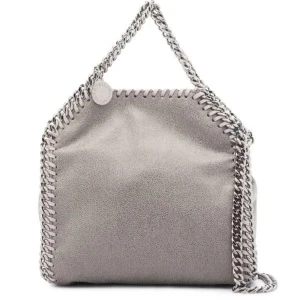 Stella McCartney väska NYSKICK - Säljer snyggaste stella McCartney väskan i nyskick inga defekter! Har äkthetsbevis, orginal tagg och box och dustbag kvar✅ allt ingår. Nypris ca 8400❤️