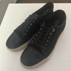 Lavin storlek 40/UK5 - Svarta Lanvins i storlek 40-42,lite slitningar men i använt skick.