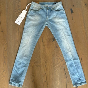 Dondup George (helt nya) - Tja säljer dessa helt nya dondup jeans i modellen George. Har aldrig använts och finns inga defekter. Hör av dig om du undrar något. Priset går att diskutera vid snabb affär🙌 