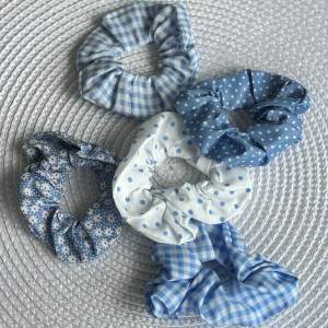 Säljer ett set med fem scrunchies i olika mönster. Perfekt för att piffa upp vilken outfit som helst! Oanvända!