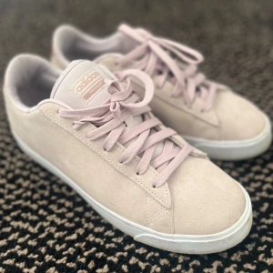 Beige sneakers från Adidas - Säljer ett par snygga och stilrena beige/rosa sneakers från Adidas. De är i mocka med matchande snörning och en vit sula. Perfekta för både vardag och fest! 🏃‍♀️ priset kan diskuteras. De är i storlek 40, kommer självklart rengöra innan jag skickar iväg