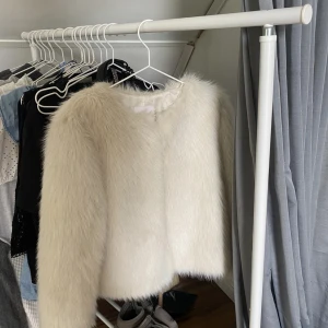 Pälsjacka - Fin pälsjacka köpt härifrån plick, i bra skick och inga defekter. Säljes då den ej kommit till användning. I strl M men passar även S💕