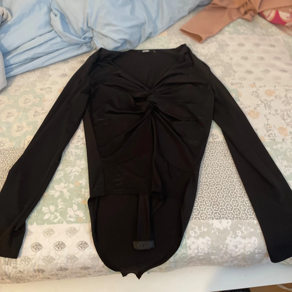 Svart långärmad topp med knyt