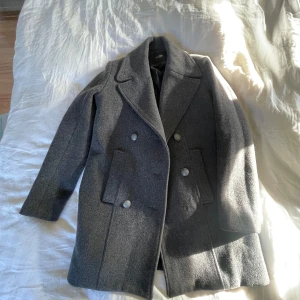 Maje kappa - Fin kappa från maje. Väldigt tung och lyxig! Nästan helt oanvänd eftersom den är lite för liten för mig. 