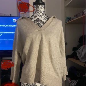 Stickat tröja❤️  - Det finns en fläck på tröjan 🥰 annars är den bra skick 