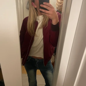 Röd bomberjacka  - Säljer min vinröda bomber jacka