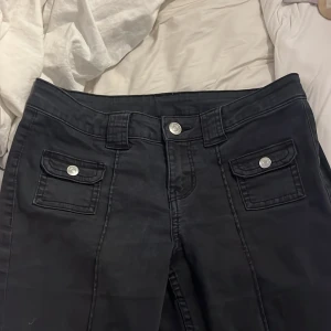 Trendiga hm byxor☺️❤️ - Superfina trendiga hm byxor i superbra skick, avklippta så att dem passar nån som e 165cm. Säljer då jag har två par❤️❤️ storlek 38 men skulle säga att dem passar mindre också, 36,34❤️