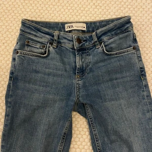 Bootcut jeans  - Säljer dessa jättesnygga jeansen!!! Dem är low/mid waisted och bootcut 🤩🤩