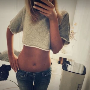 Croppad kortärmad sweatshirt - Croppad kortärmad sweatshirt💕 Första bild är lånad resten är mina⭐️ OBS! Pytteliten fläck men går förmodligen att tvätta bort men ingen garanti på det (se sista bild)💕 Jae 166💕Tryck gärna på köp nu!⭐️