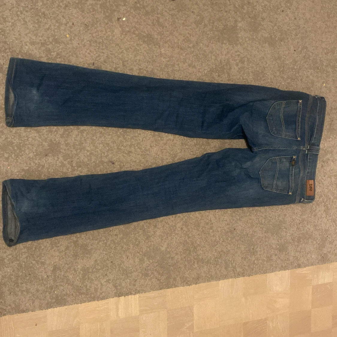 Fina lågmidgade utsvängda jeans  - 90
