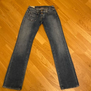 Vintage Jeans - Super söta jeans som tyvärr har blivit för små💕 Midjemåttet rakt över: 31cm Innerbenslängd: 80cm