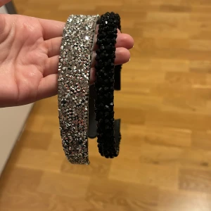 Diadem  - Superfina diadem, ett svart med svarta stenar och en silver glittrig! 💕 Säljer i första hand båda två tillsammans men hör av er om ni endast är intresserad av en 🌸
