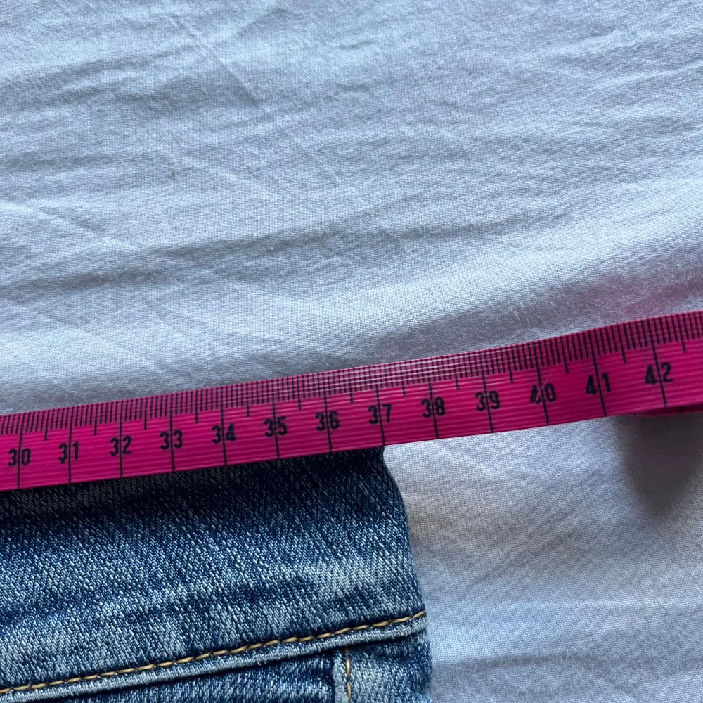 Säljer dessa ursnygga lågmidjade jeansshorts från lee då de inte passar mig. Skulle uppskatta till en lite mindre xs då det inte står någon storlek. Från grenen till midjan är det 17cm och midjan rakt över är 37 cm men tänk på att de är lågmidjade! 💕. Shorts.