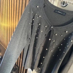 Kofta - Finstickad kofta med pärlor och stenar. Från zara. Bra skick