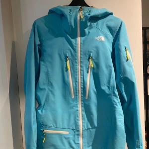 The north face - skal jacka  - Jättefin skal jacka som endast har använts fåtal gånger i skidbacken. Vatten och vind tät med snölås. 