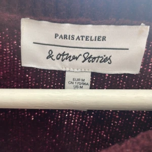 Stickad vinröd tröja  - Tröjan är andvänd 1 gång innan, säljer tröjan då den inte va riktigt min stil! Ser helt ny ut och perfekt till hösten🙌🏻