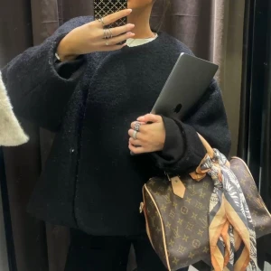 Kappa - Säljer denna eftertraktade kappa från stockhlm, enbart t bra pris ❤️ Varm o skön passar både höst, vår & kallare väder ❄️ 