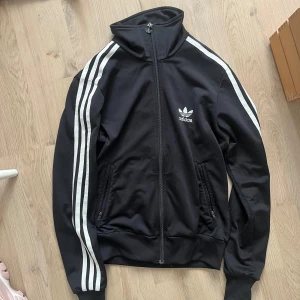 Adidas zip - Zip från adidas. Pyttelite nopprig på ett ställe, syns i bild 2. Köp med instabox innan kl 20.30 för å få frakt samma dag! 
