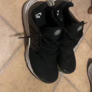 Nike presto - köpte dom för några månader sen och har ingen användning till dom.  skriv ifall du har frågor o funderingar  priset går o diskutera 