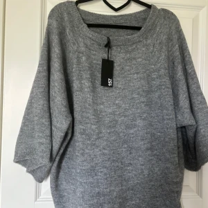 Stickad t-shirt - Stickad t-shirt från lager 157, aldrig använd 