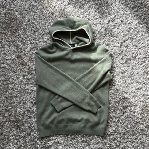 Kashmir hoodie  - Säljer nu den BÄSTA Kashmir hoodien på marknaden. Märket VINCE. hur skön som helst och perfekt passform🤩 storlek M, passar S, tröjan är i toppskick🔝 nypris ligger runt 5000, mitt pris 1699(inte hugget i sten) 🙌🏼 hör av vid funderingar! 